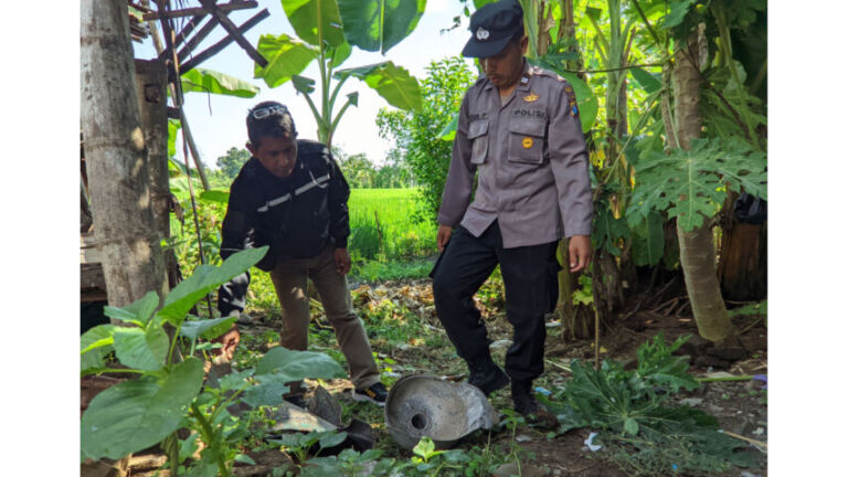 Terlihat petugas sedang mengevakuasi serpihan tabung gas helium milik Katimun. (Foto/Yudi)