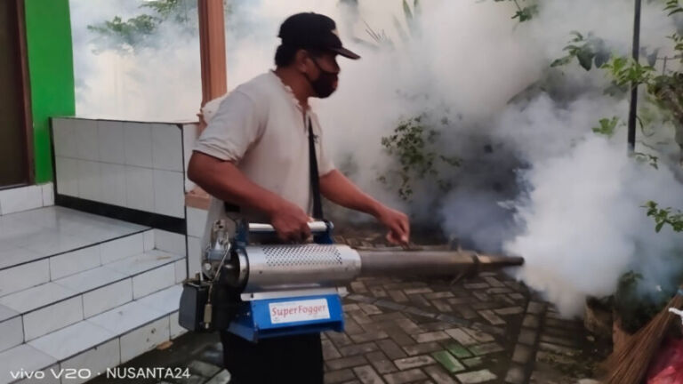Fogging mandiri secara swadaya dilakukan oleh warga Keluarahan Kepatihan.