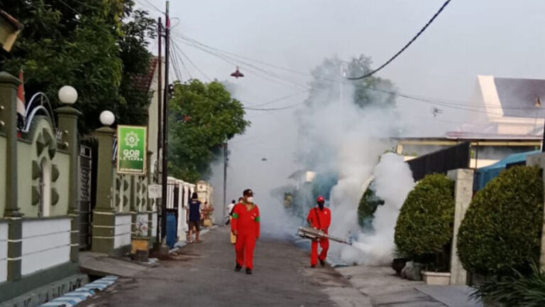 Fogging yang dilakukan di lingkungan Hasanudin, Kel. Nologaten Ponorogo, imbas beberapa warga yang terkena DB. (Foto/Kiriman Wiyono)