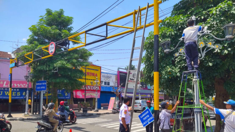 Pemasangan batas ketinggian kembali dipasang Dishub.