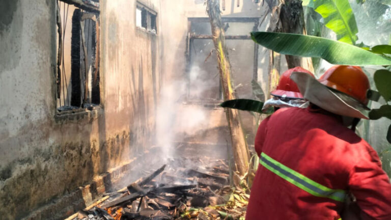 Api berhasil dipadamkan Damkar, tapi kerugian tetap besar