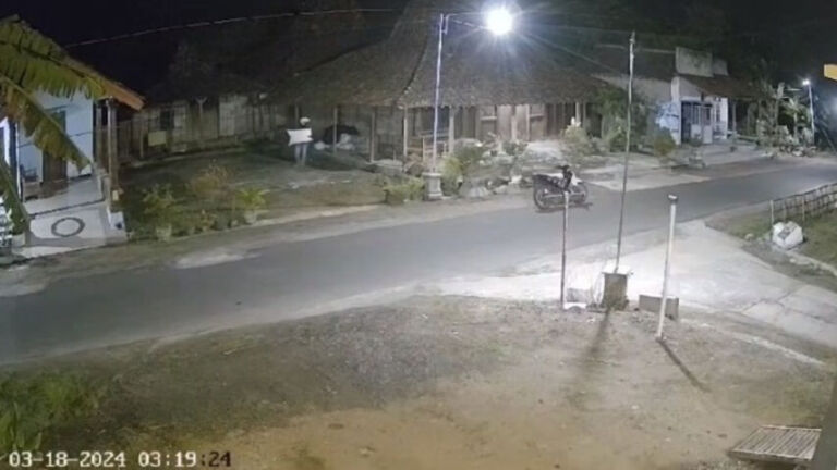 Tangkapan layar CCTV yang menunjukkan maling sedang beraksi ambil gabah