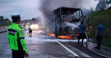 Peetugas Damkar sedang memadamkan bus yang terbakar. (dok. Sat Lantas Polres Boyolali)