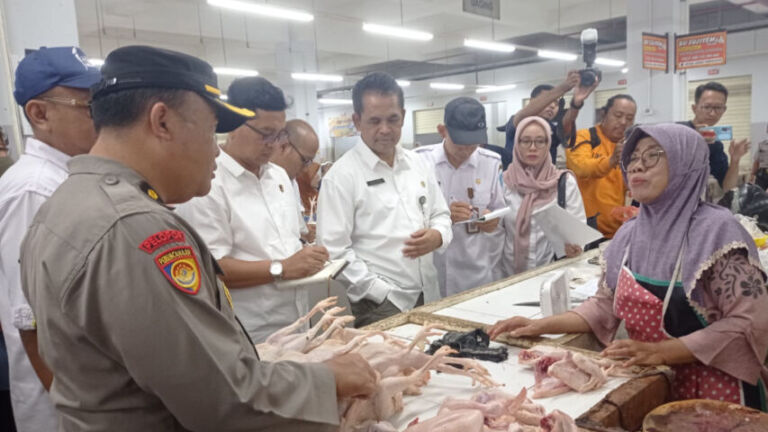 Sidak yang dilakukan TPID ke Pasar Legi menemukan harga migor Minyakita diatas HET