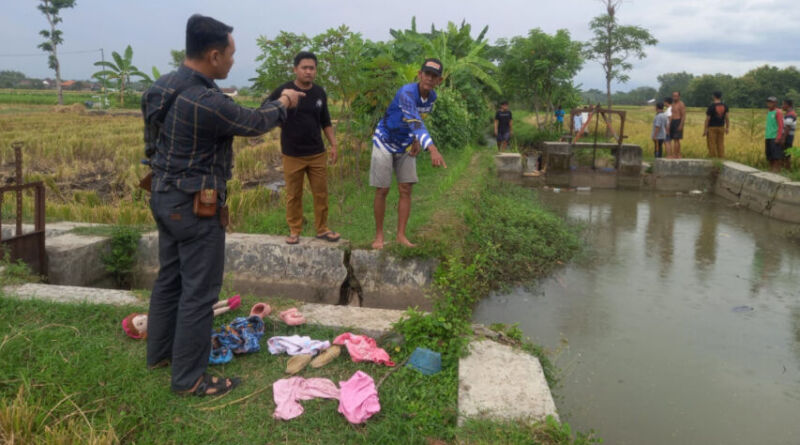 Petugas kepolisian sedang melakukan olah TKP, di tempat kedua bocah ditemukan tenggelam.