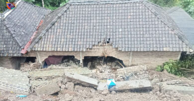 Tanah longsor yang menimpa satu rumah warga di Desa Gondowido, Ngebel. (Foto/Kiriman Baskara).
