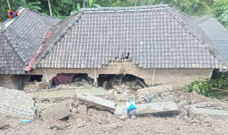 Tanah longsor yang menimpa satu rumah warga di Desa Gondowido, Ngebel. (Foto/Kiriman Baskara).