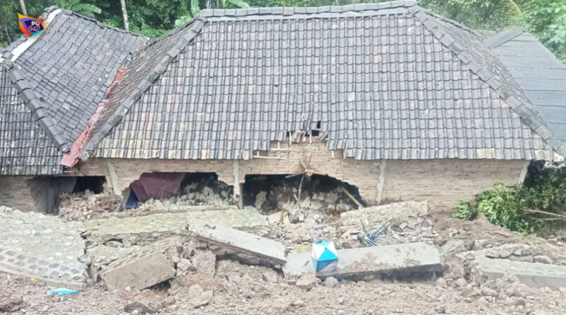 Tanah longsor yang menimpa satu rumah warga di Desa Gondowido, Ngebel. (Foto/Kiriman Baskara).
