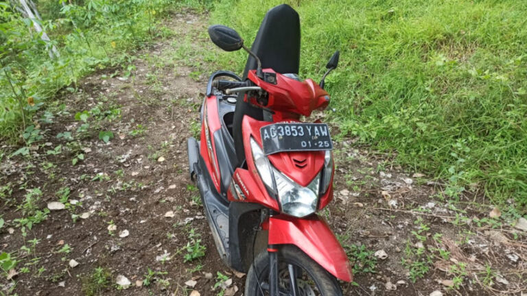 Motor Honda Beat yang dibuang oleh seseorang yang ternyata ODGJ.