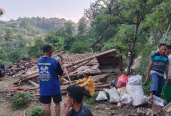 Basnaz Siap Bangun Kembali Rumah Ambruk di Desa Wates Slahung