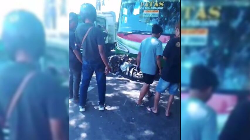Rem Blong, Bus Patas Ponorogo – Surabaya Seruduk 4 Motor dan Satu Mobil di Traffic Light Terminal Seloaji
