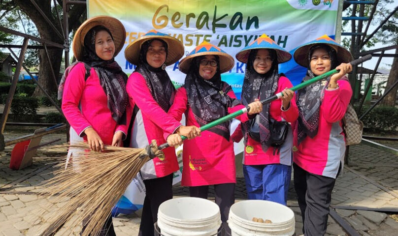 Sambut Milad Aisyiyah ke-107, Ibu-Ibu PDA Ponorogo Bersihkan Sampah di Taman Kota