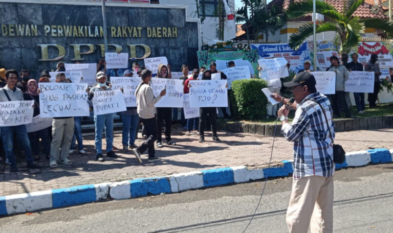 Demo Gedung DPRD