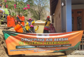 Pengurus PAUD Berbasis Masjid Salurkan Bantuan Air Bersih ke Warga Duri Slahung