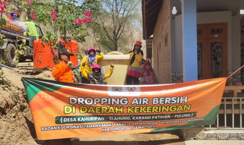 Pengurus PAUD Berbasis Masjid Salurkan Bantuan Air Bersih ke Warga Duri Slahung