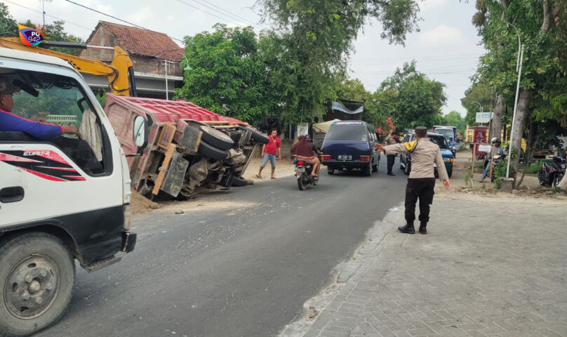 As Ban Belakang Kiri Patah, Truk Pengangkut Pasir Ambruk