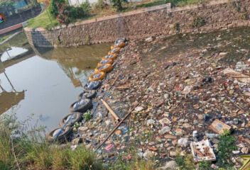 Baru Sepekan Dibersihkan, Sungai Tambak Kemangi Sudah Penuh Dengan Sampah