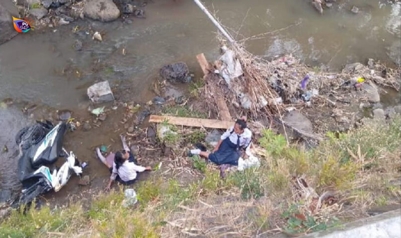 Bikin Kaget! Motor Meluncur, Dua Pelajar SMPN 2 Pulung Terperosok ke Sungai