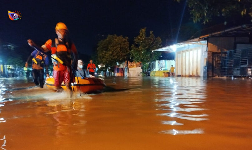 Hujan Deras, Tanggul Sungai Panjeng Singosaren Jebol, 9 Warga Mengungsi di Kantor BPBD