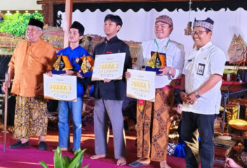 Prestasi Membanggakan! Muhammad Fatikh Assegaf Dalang Muda Siswa SMAN 1 Ponorogo Raih Juara 1 Tingkat Nasional