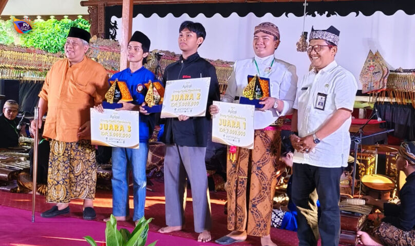 Prestasi Membanggakan! Muhammad Fatikh Assegaf Dalang Muda Siswa SMAN 1 Ponorogo Raih Juara 1 Tingkat Nasional