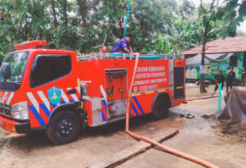 Damkar Satpol PP Banjir Permintaan Penyemprotan Lumpur