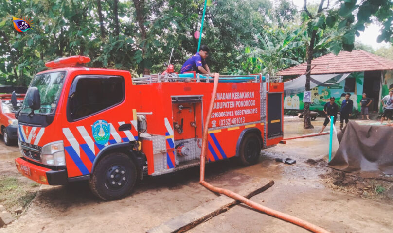 Damkar Satpol PP Banjir Permintaan Penyemprotan Lumpur