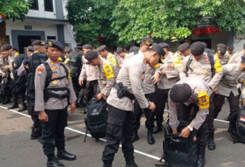 Ratusan Personil Kepolisian Yang Amankan Hari Pencoblosan Pilkada, Dipersenjatai Tongkat Kayu