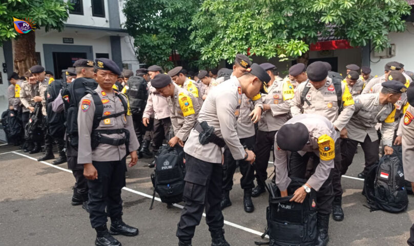 Ratusan Personil Kepolisian Yang Amankan Hari Pencoblosan Pilkada, Dipersenjatai Tongkat Kayu