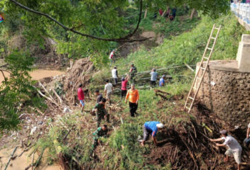 Rumpun Bambu Nyangkut di Pondasi Jembatan Tempuran, Aliran Sungai Tersumbat