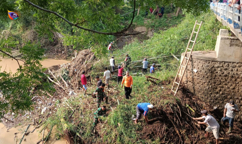 Rumpun Bambu Nyangkut di Pondasi Jembatan Tempuran, Aliran Sungai Tersumbat