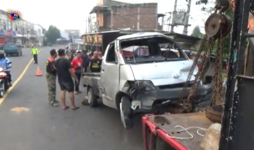 Diduga Mengantuk, Pick Up Muatan Jeroan Ayam Tabrak Bengkel Diesel Serta Kios di Jl. MT Haryono