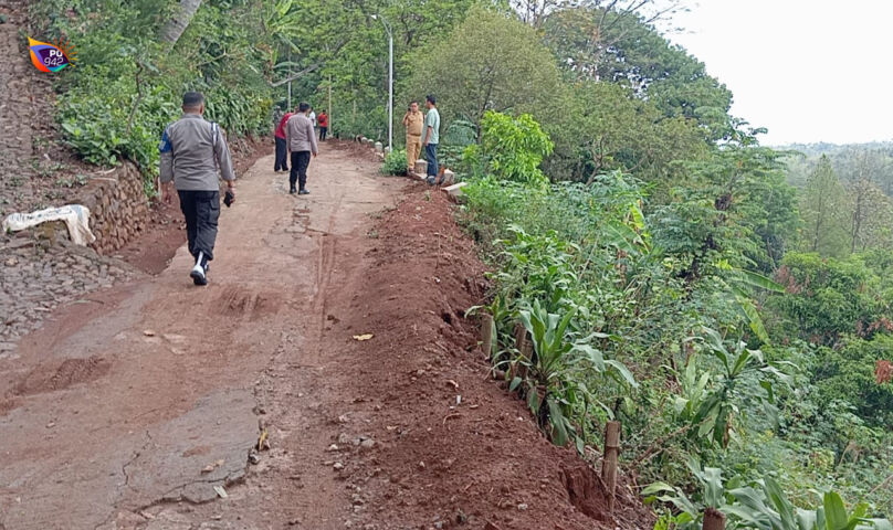 Tebing Longsor di Desa Serag Pulung Timpa Dapur Rumah Warga