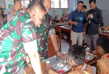 Kodim 0802/Ponorogo Melakukan Uji Coba Makan Bergizi Gratis (MBG) Bagi Pelajar