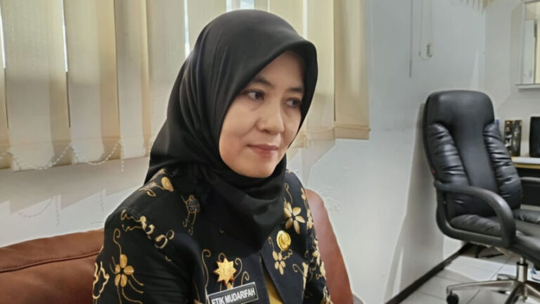 Etik Mudarifah, Plh Kepala Dinas Penanaman Modal dan Pelayanan Terpadu Satu Pintu dalam keterangannya ketika ditemui Gema Surya. (Foto/Yudi)