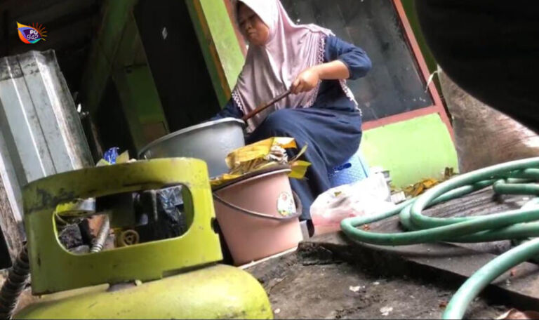 Kenaikan gas LPG 3 kg membuat para pedagang harus putar otak, karena untungnya makin tipis. (Foto/Yudi)