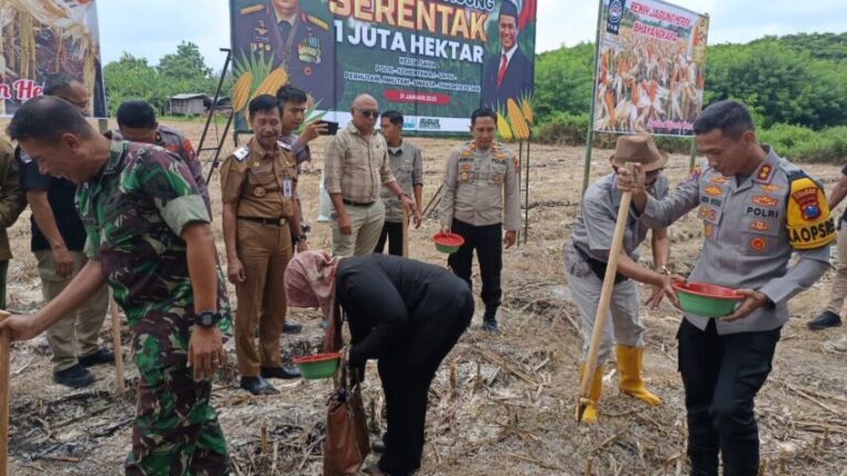 Bersama dengan instansi terkait, Kapolres Ponorogo AKBP Andin Wahyu Sudibyo (berdiri paling kanan) melakukan penanaman jagung di lahan Jalan Sekar Pudak, Tonatan.