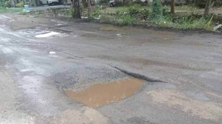 Salah satu titik di mana aspal rusak membuat pengendara jalan kesulitan jika melewati Jalan Raya Ngebel di titik timur perempatan Mlilir. (Foto/Anom)