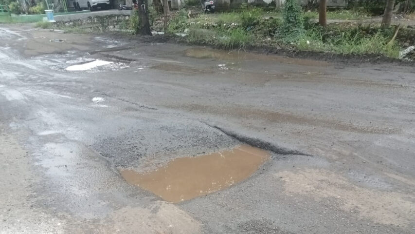 Salah satu titik di mana aspal rusak membuat pengendara jalan kesulitan jika melewati Jalan Raya Ngebel di titik timur perempatan Mlilir. (Foto/Anom)