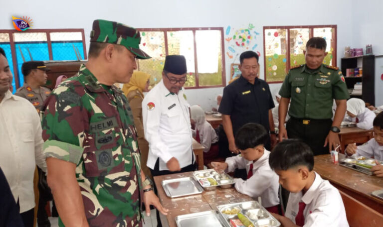 Letkol Inf. Dwi Soerjono (beridiri paling kanan) turun langsung memantau program MBG. (Dok. Gema Surya).