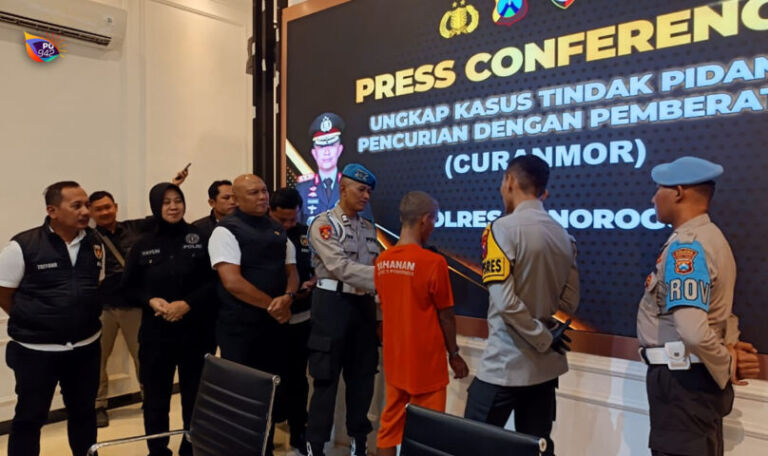 Pelaku berinisial TES (29) saat dihadirkan dalam press release Polres Ponorogo Senin (20/1/25). (Foto/Yudi)