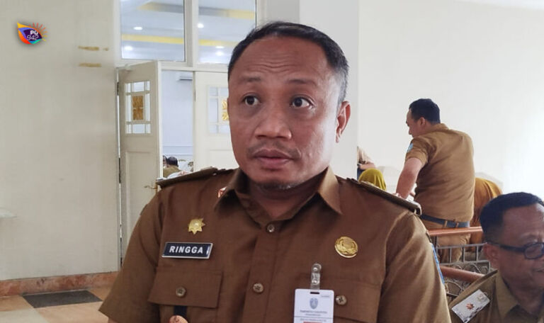 Ringga Dwi Heri Irawan, Kepala Dinas Perdagangan, Koperasi dan UMKM (Disperdagkum) ketika dimintai keterangan. (Dok. Gema Surya)