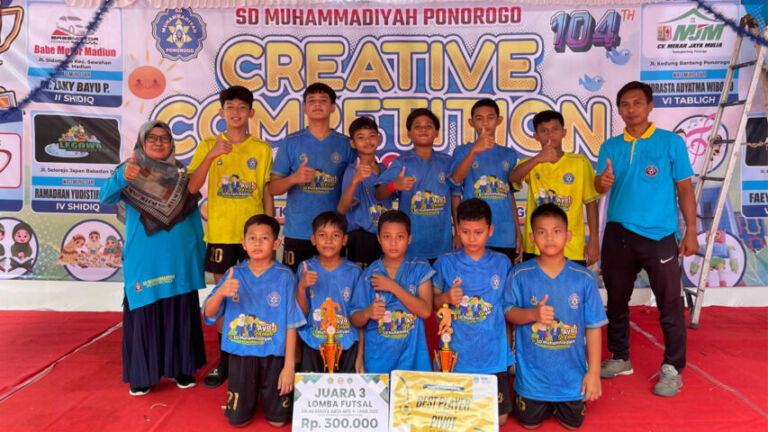 Para juara lomba berdiri di atas panggung menerima hadiah. (Foto/ SD Muhipo)