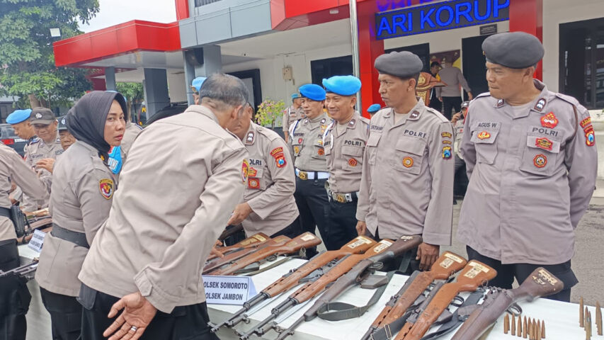 Bertempat di halaman Mapolres Ponorogo, Kamis, 30 Januari 2025, Polres Ponorogo melakukan pengecekan mendadak senpi milik personel. (Gema Surya/Yudi)