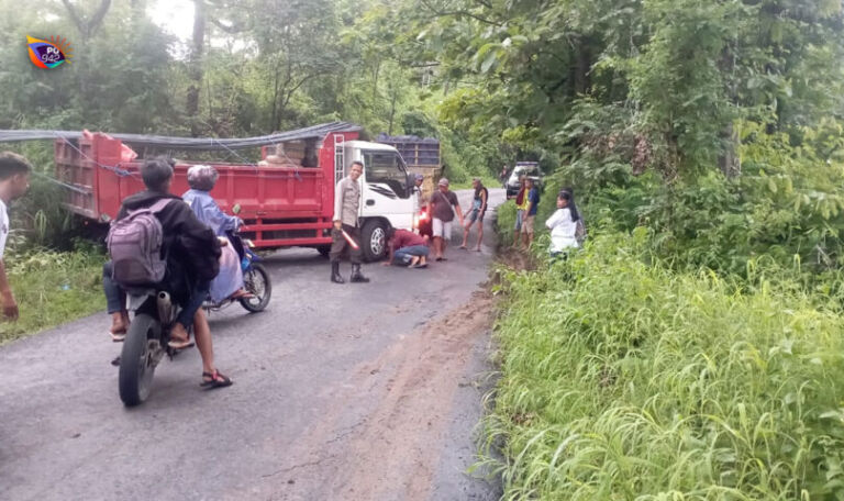 Tumpahan solar sampai membuat truk tergelincir. (Foto/Istimewa)