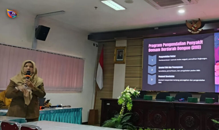 Anik Setyarini, Plt. Sekretaris Dinkes Ponorogo dalam sebauh acara sosialisasi. (Dok. Gema Surya)