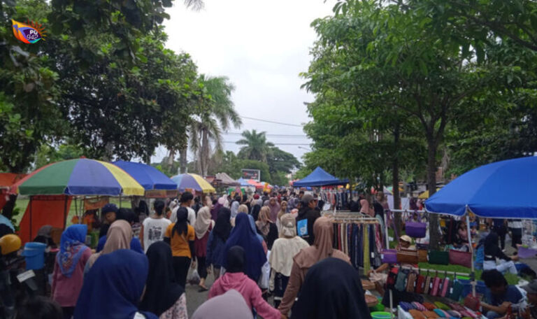 Ada Uji Coba CFD di Lokasi Baru, Sejumlah PKL di Jalan Baru Suromenggolo Mengaku Jualannya Tetap Ramai