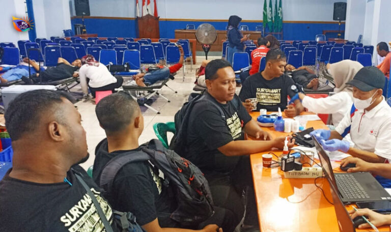Donor darah, salah satu kegiatan yang menjadi rangkaian milad SuryaMart Ponorogo yang ke-26 (Dok. SuryaMart)