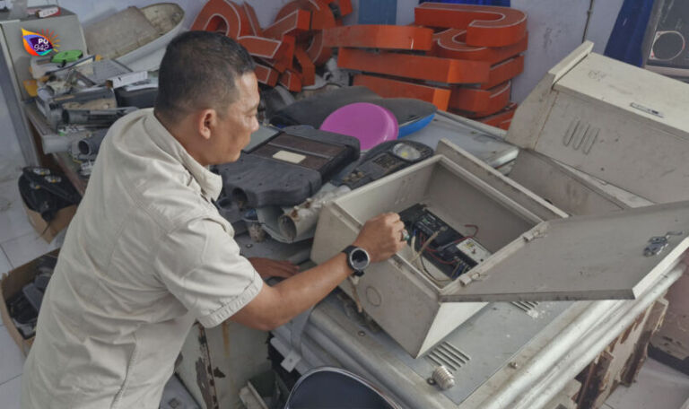 Setyo Budiono, Kabid Lalu Lintas dan Sarpras Dishub Ponorogo menunjukkan perangkat yang akinya dicuri. (Gema Surya/Yudi)