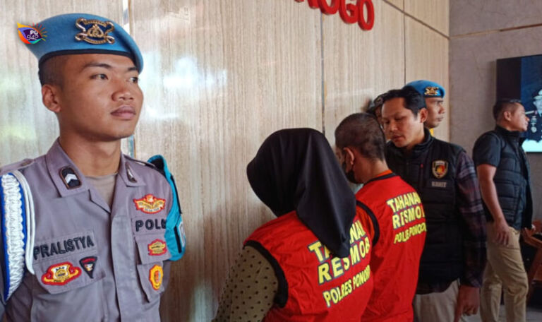 Dua tersangka dihadirkan dalam press release di Mapolres Ponorogo. (Gema Surya/Yudi)